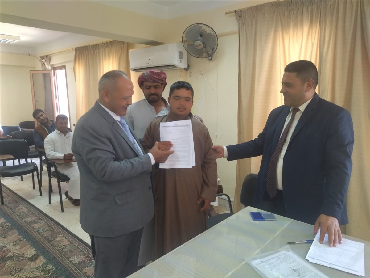 مديرية العمل تسلم 15 عقد عمل لذوي الهمم بجنوب سيناء 