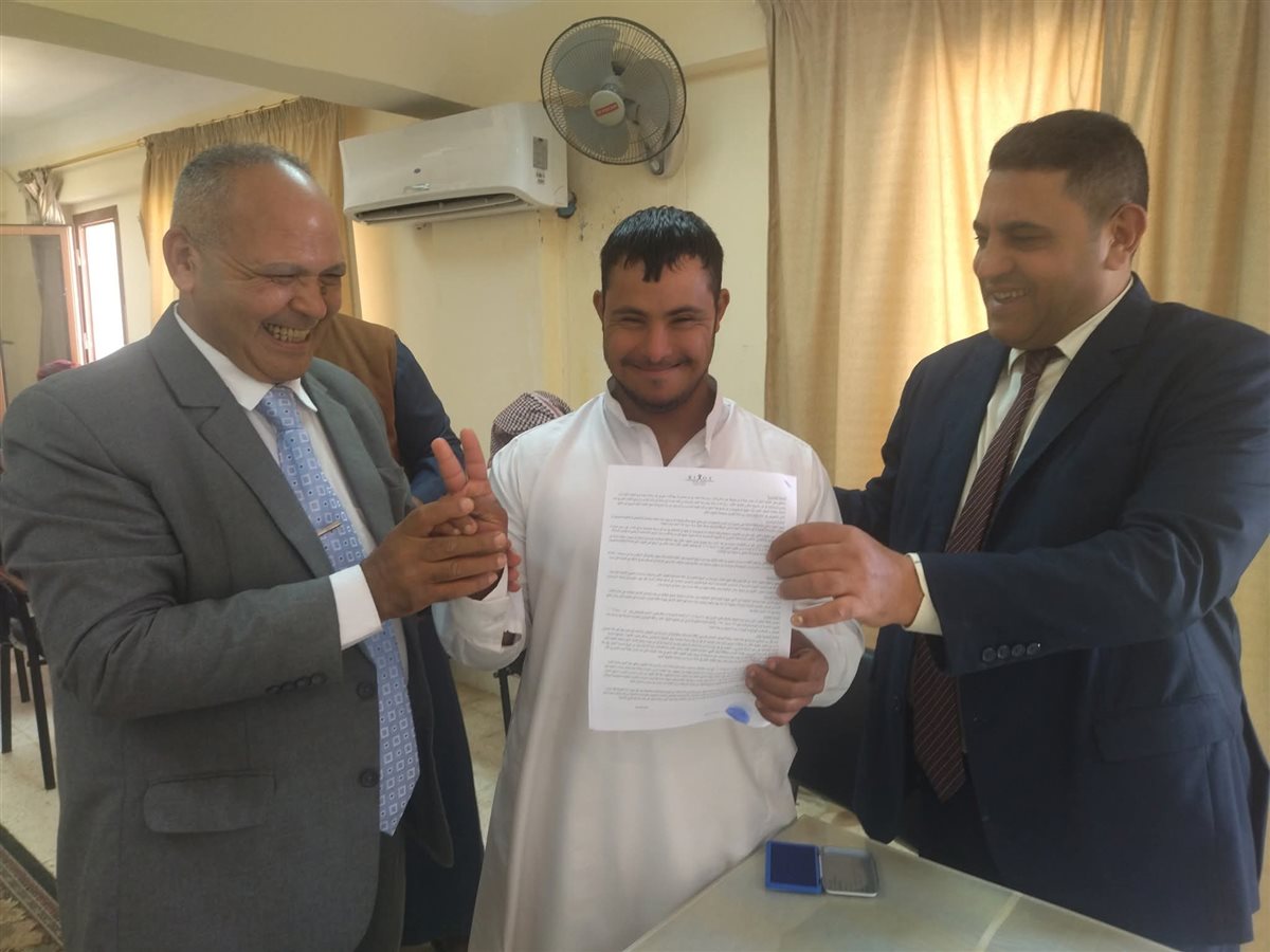 مديرية العمل تسلم 15 عقد عمل لذوي الهمم بجنوب سيناء 