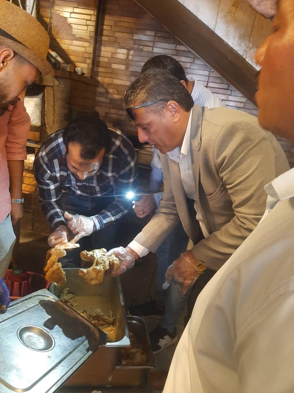  ضبط 99 كيلو دجاج فاسد داخل مطعم شهير بمطروح