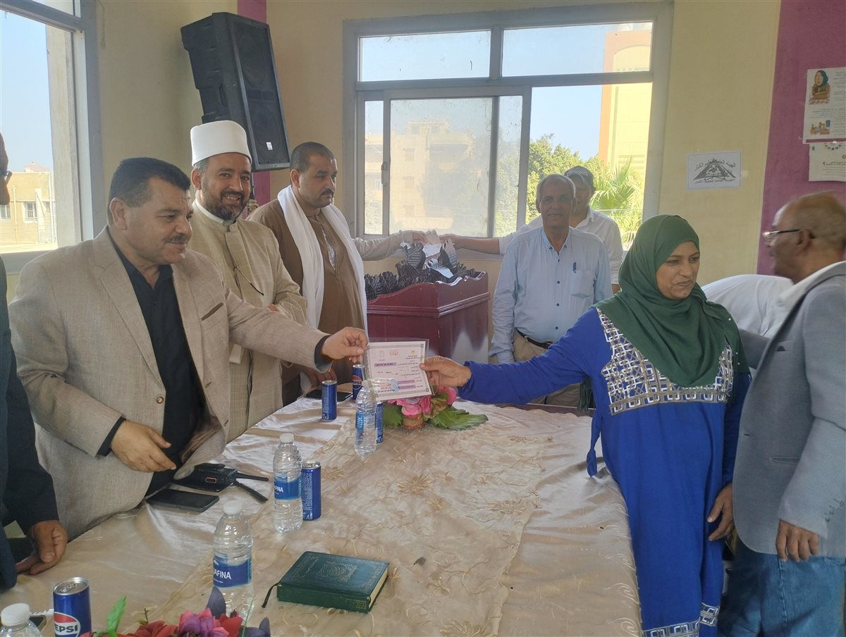 جانب من تسليم شهادات محو الأمية