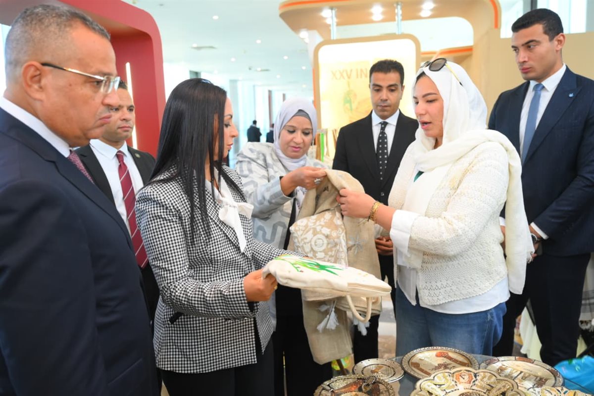 وزيرة التضامن تتفقد جناح معرض ديارنا على هامش فعاليات المؤتمر الدولي الإنكوساي25 بشرم الشيخ