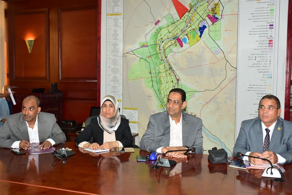محافظ الأقصر يستعرض أعمال لجنة حصر المناطق المؤجرة 
