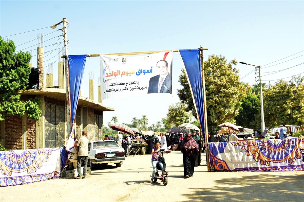 محافظ الأقصر يفتتح سوق اليوم الواحد بالبياضية