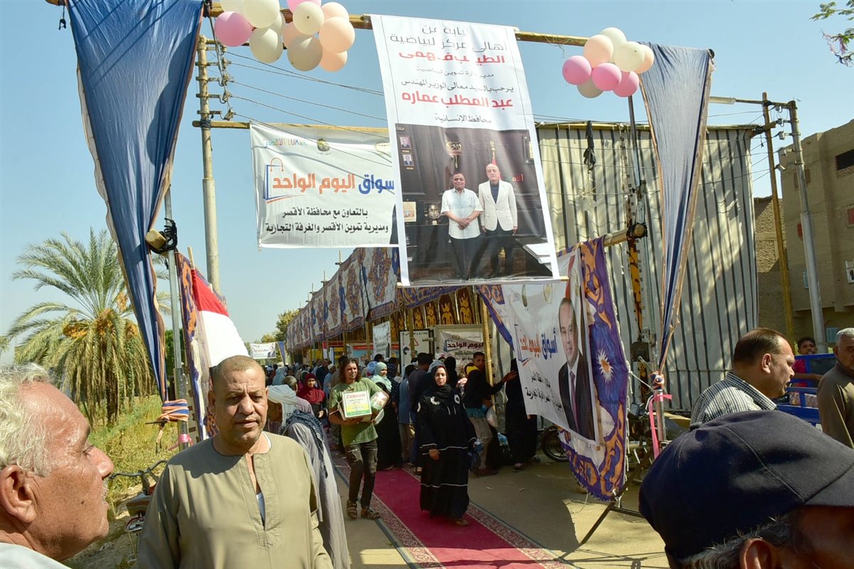 محافظ الأقصر يفتتح سوق اليوم الواحد بالبياضية