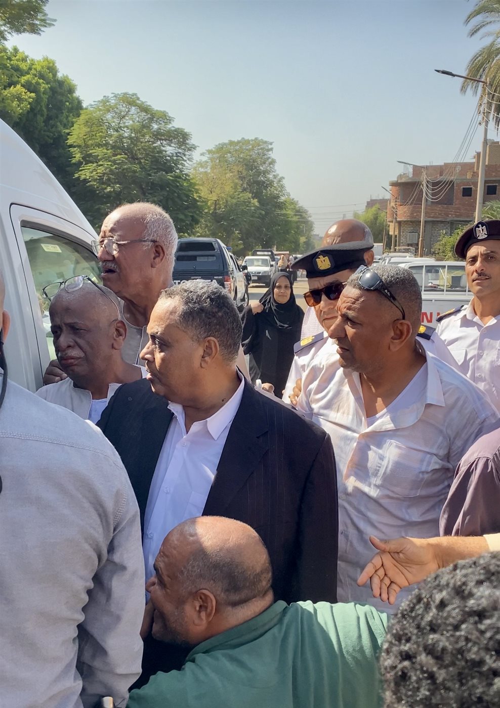 شاب من ذوى الهمم يستوقف موكب محافظ الأقصر 