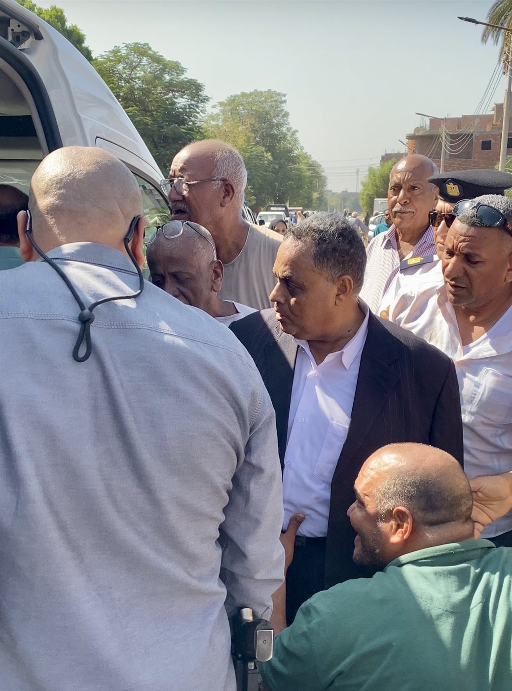 شاب من ذوى الهمم يستوقف موكب محافظ الأقصر 