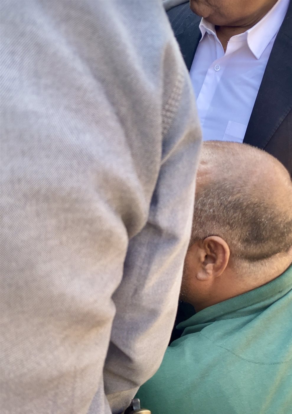 شاب من ذوى الهمم يستوقف موكب محافظ الأقصر 