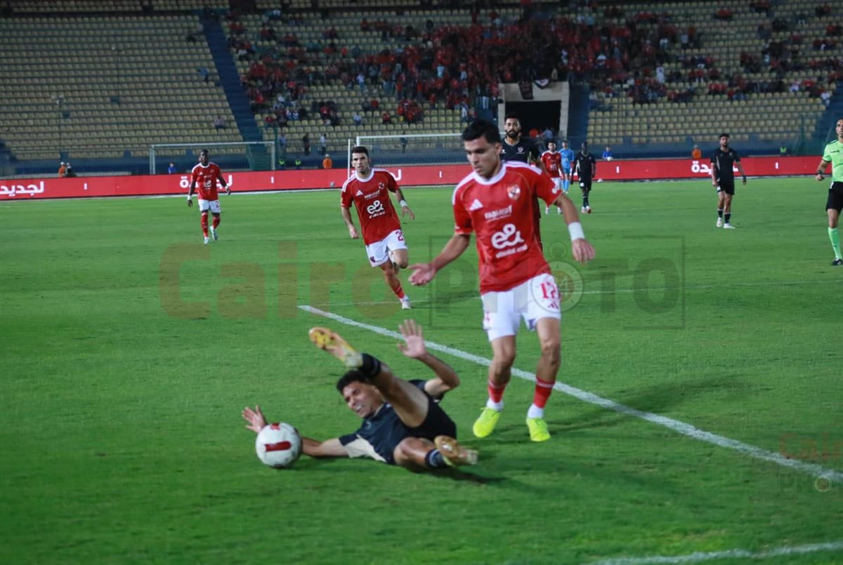 لقطات من الشوط الأول لمباراة الأهلي وبتروجت في الدوري الممتاز