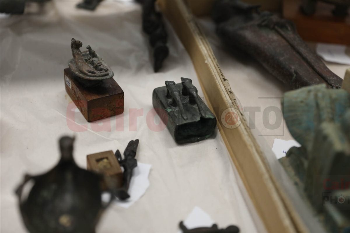  تماثيل الآلهة 