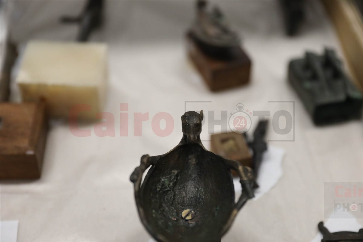  تماثيل الآلهة 