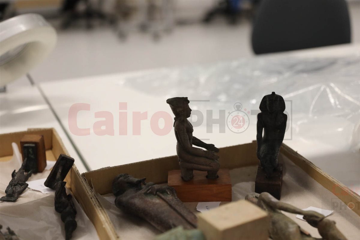  تماثيل الآلهة 