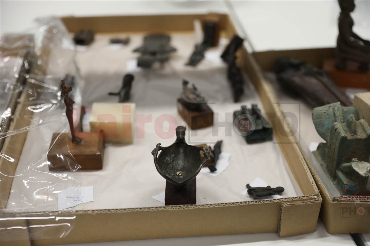  تماثيل الآلهة 