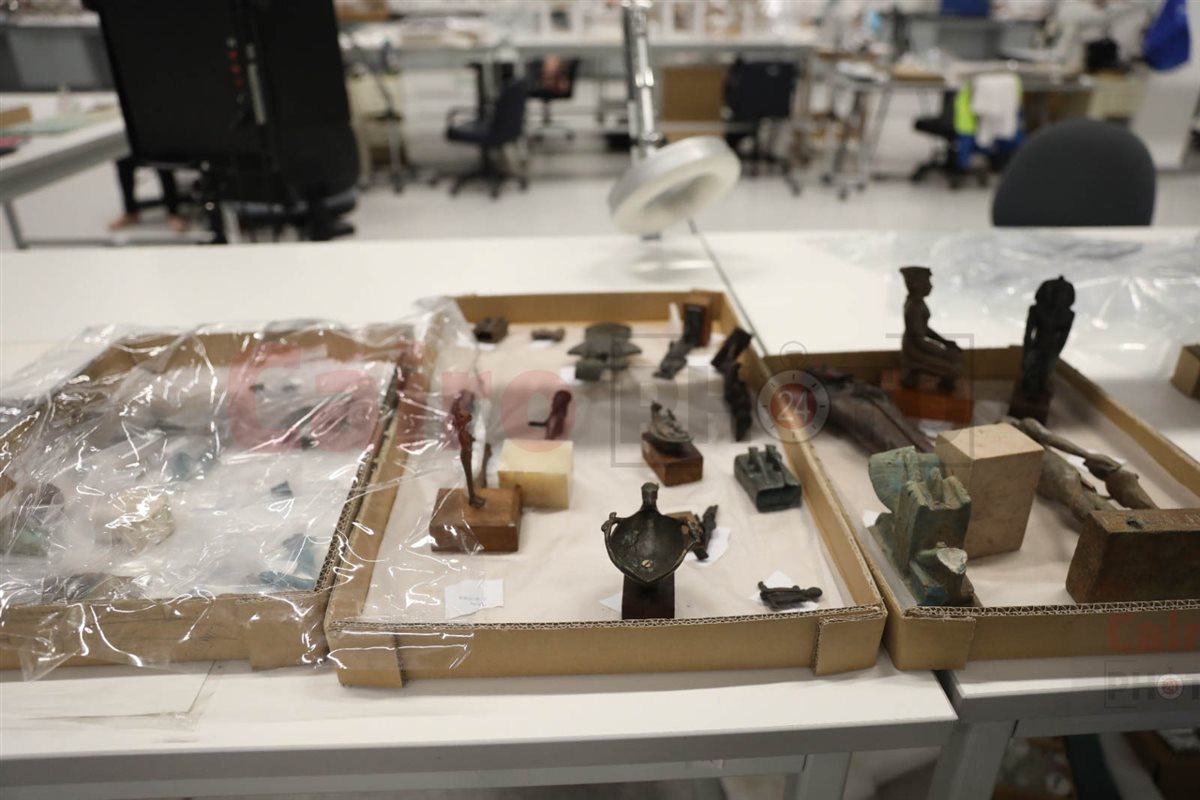  تماثيل الآلهة 