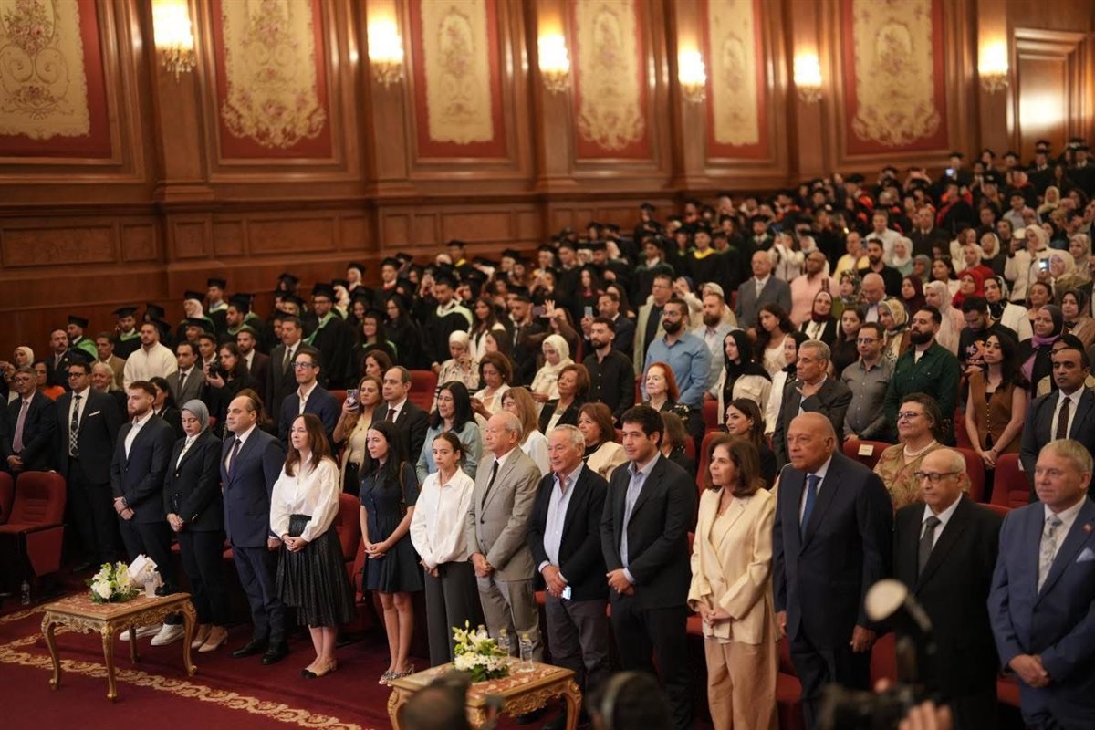 <strong>الجامعة البريطانية في مصر تمنح يسرية ساويرس الدكتوراه الفخرية</strong>