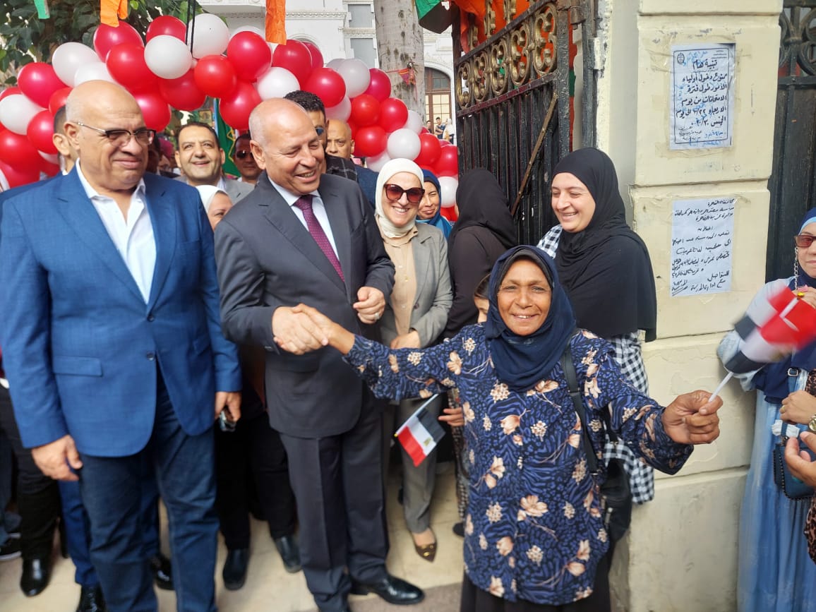  محافظ القاهرة يشارك طلاب مدرسة قصر الدوبارة فعاليات الطابور المدرسي