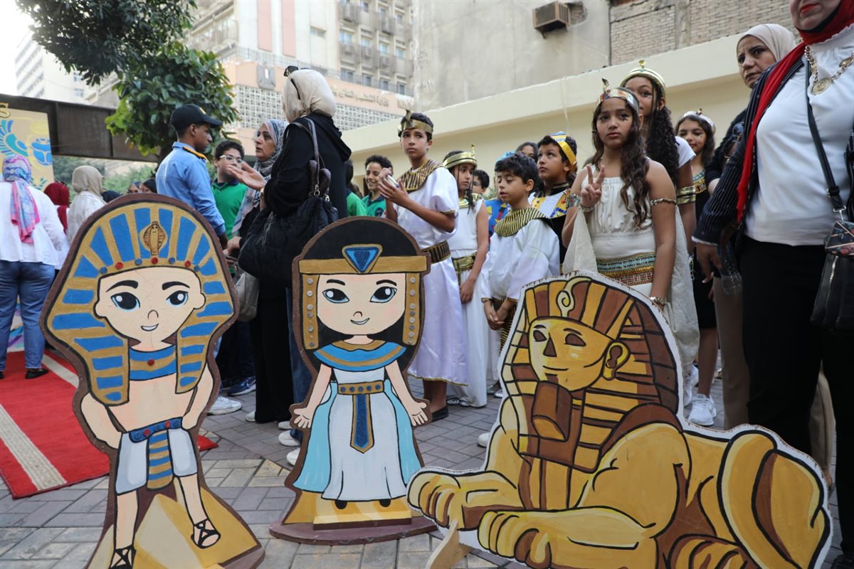  محافظ القاهرة يشارك طلاب مدرسة قصر الدوبارة فعاليات الطابور المدرسي