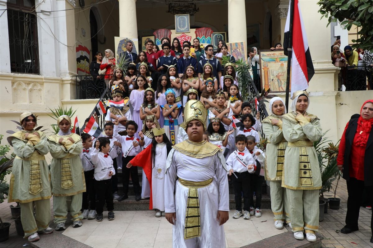  محافظ القاهرة يشارك طلاب مدرسة قصر الدوبارة فعاليات الطابور المدرسي
