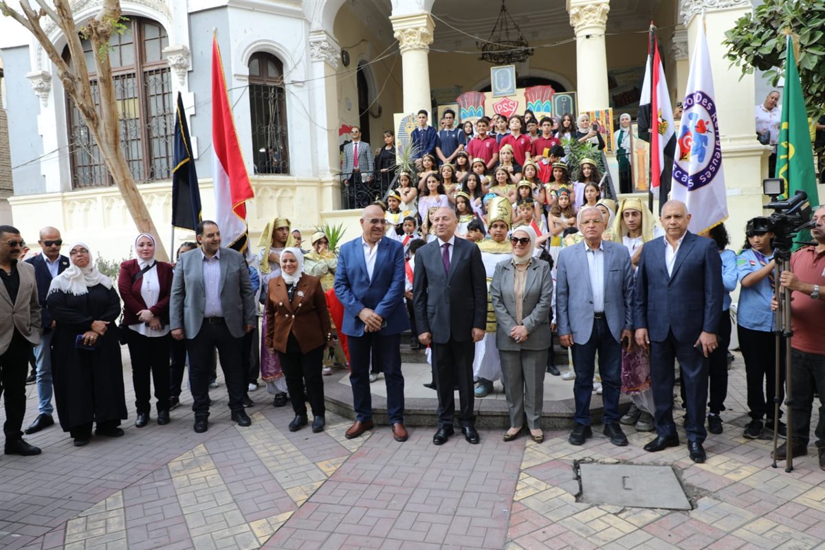  محافظ القاهرة يشارك طلاب مدرسة قصر الدوبارة فعاليات الطابور المدرسي