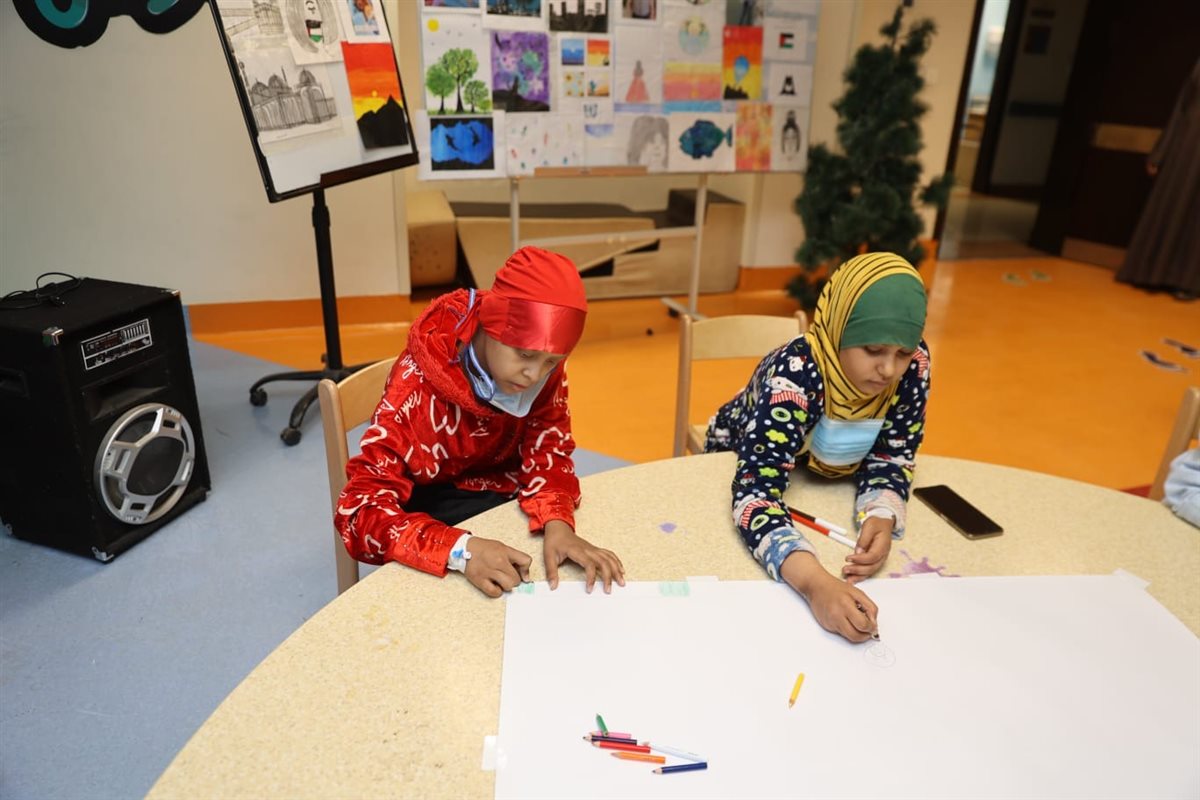 بالألوان صغيرتان تتحديان السرطان بالأقصر