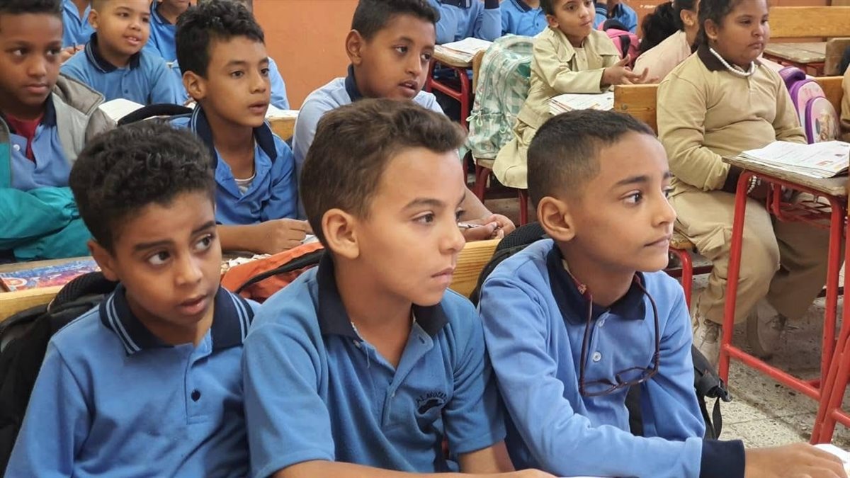 وكيل تعليم الأقصر يتابع برنامج تنمية مهارات القراءة والكتاب