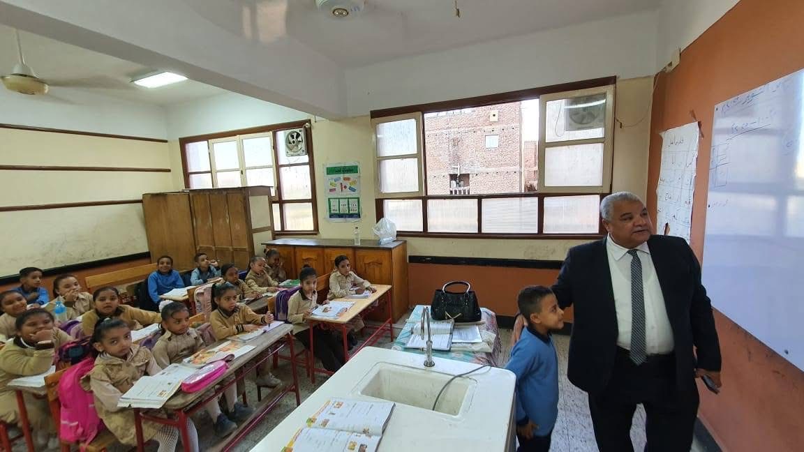 وكيل تعليم الأقصر يتابع برنامج تنمية مهارات القراءة والكتاب