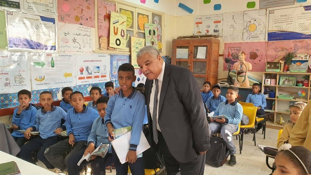 وكيل تعليم الأقصر يتابع برنامج تنمية مهارات القراءة والكتاب