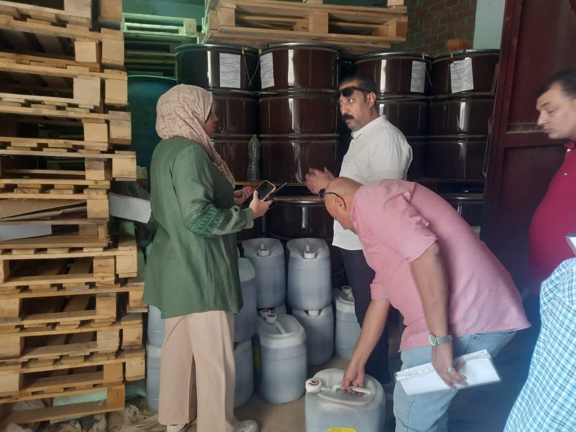 ضبط 20 طن مواد مجهولة داخل مخزن غير مرخص لصناعة الحلاوة الطحينية بالمنوفية