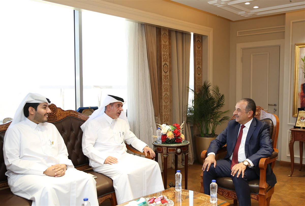 جانب من التوقيع