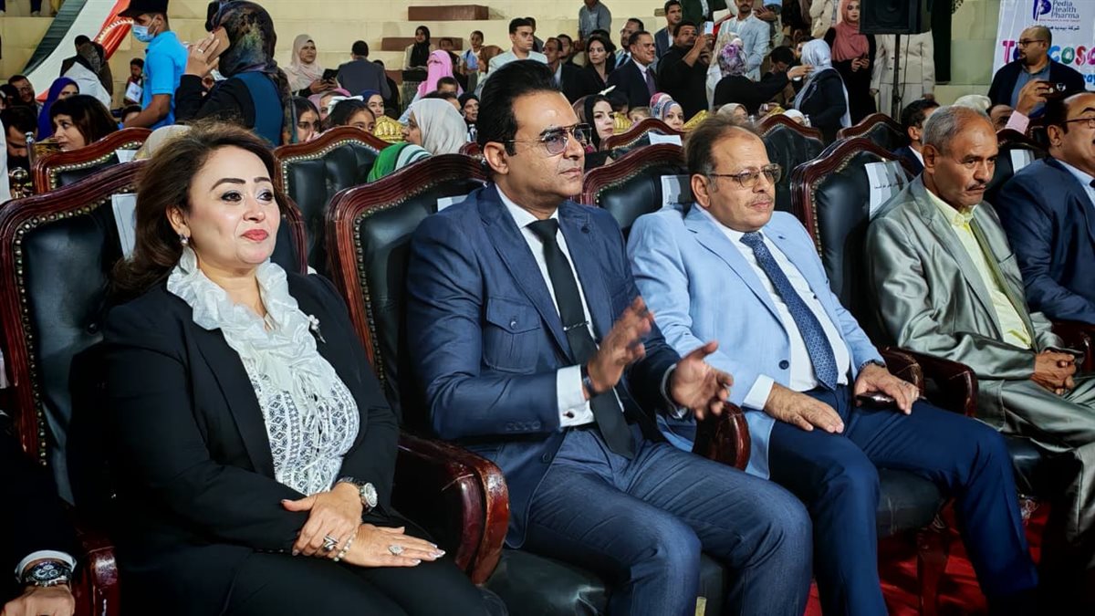 محافظ سوهاج يُكرّم 400 من الكوادر الطبية والإدارية تقديرًا لجهودهم المتميزة 