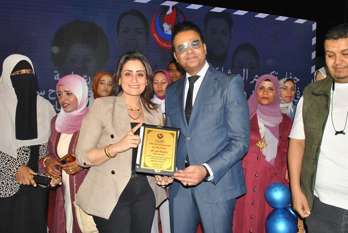 محافظ سوهاج يُكرّم 400 من الكوادر الطبية والإدارية تقديرًا لجهودهم المتميزة 