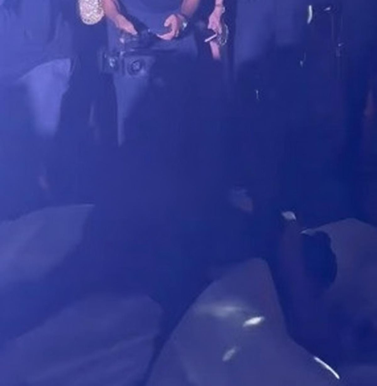 بيرقصوا سلو.. سقوط المخرج هادي الباجوري وعروسته في حفل زفافهما