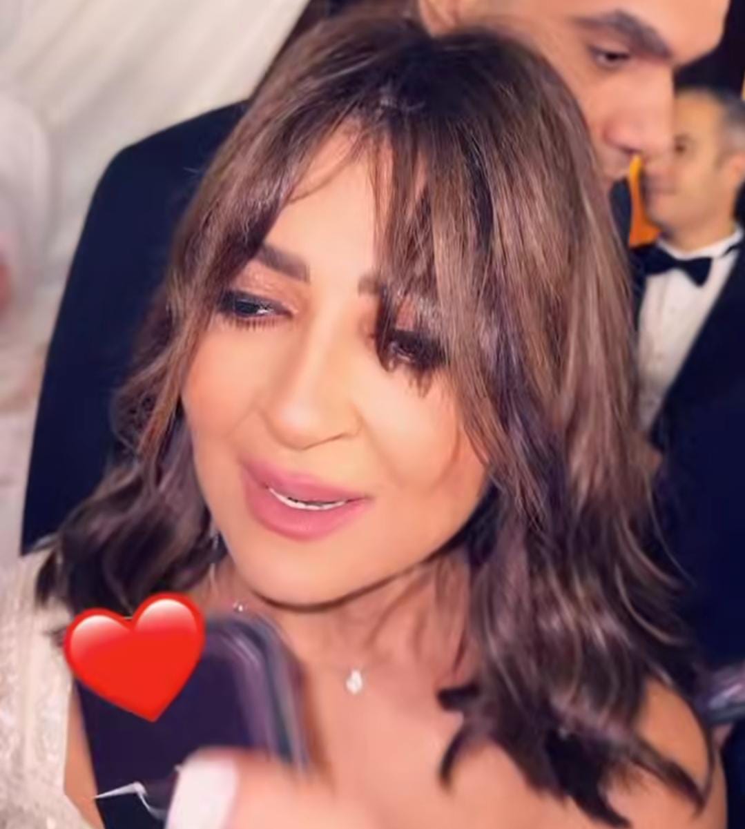 بحضور الكينج محمد منير.. الإعلامية عزة مصطفى تحتفل بـ زفاف ابنتها