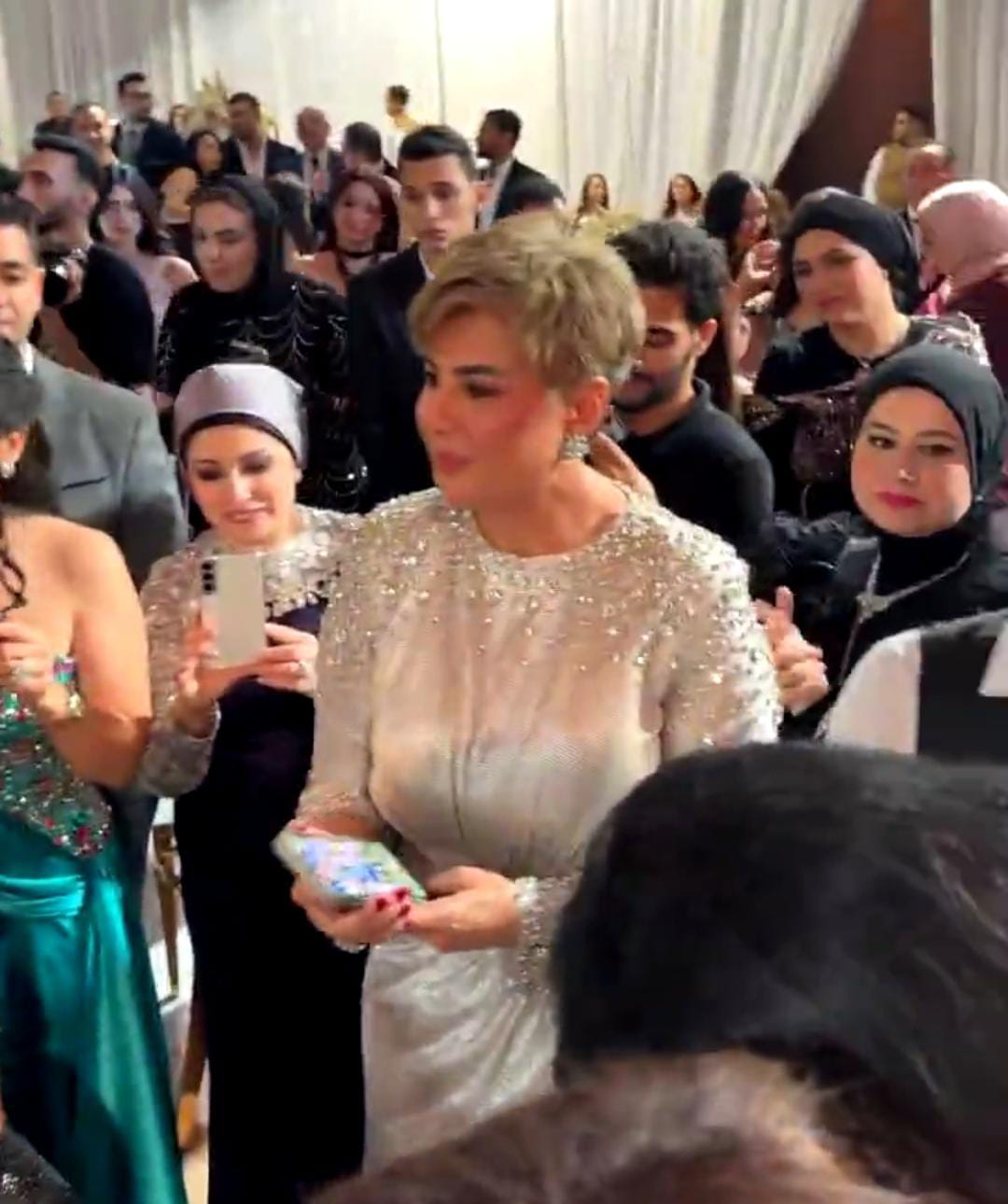 بحضور الكينج محمد منير.. الإعلامية عزة مصطفى تحتفل بـ زفاف ابنتها