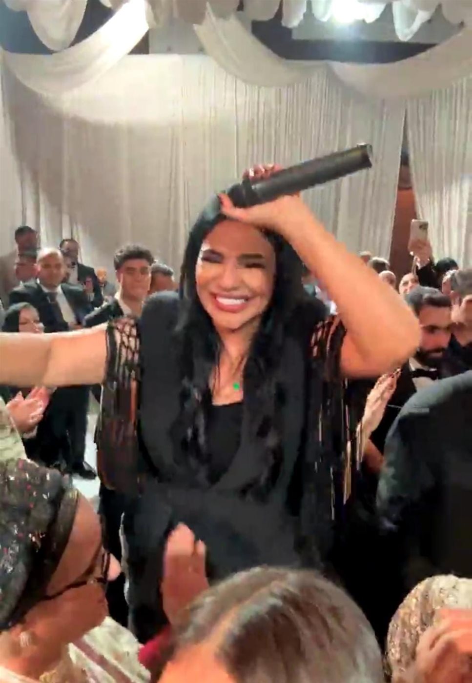 بحضور الكينج محمد منير.. الإعلامية عزة مصطفى تحتفل بـ زفاف ابنتها