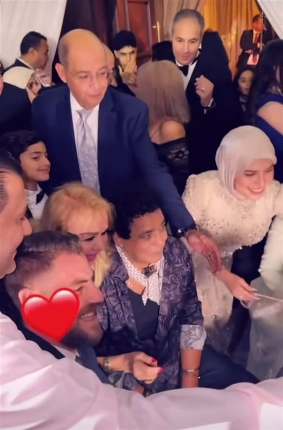 بحضور الكينج محمد منير.. الإعلامية عزة مصطفى تحتفل بـ زفاف ابنتها