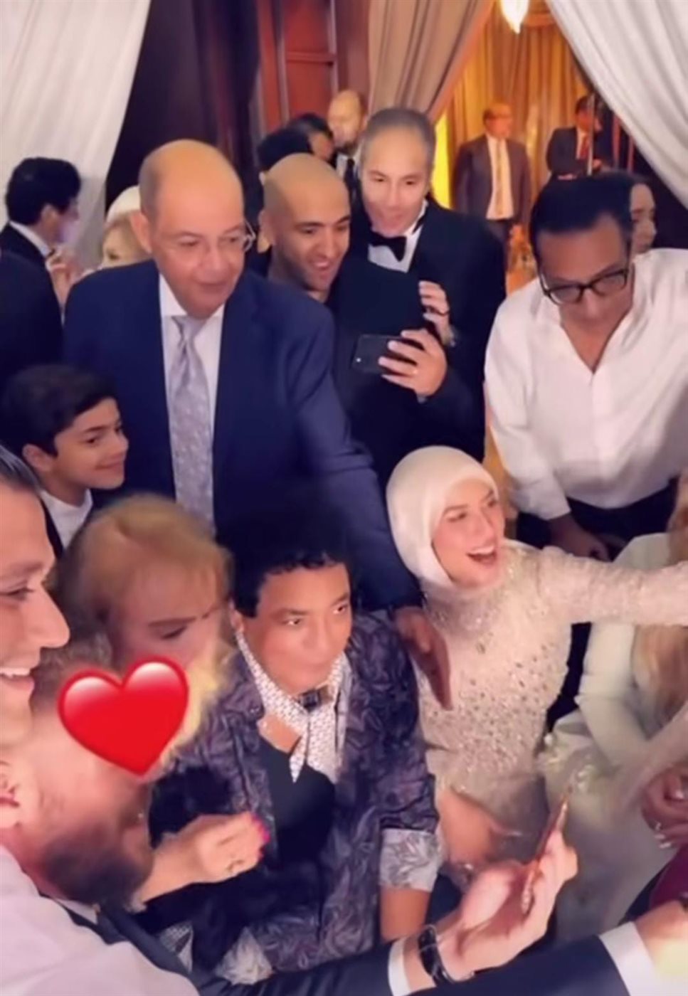 بحضور الكينج محمد منير.. الإعلامية عزة مصطفى تحتفل بـ زفاف ابنتها