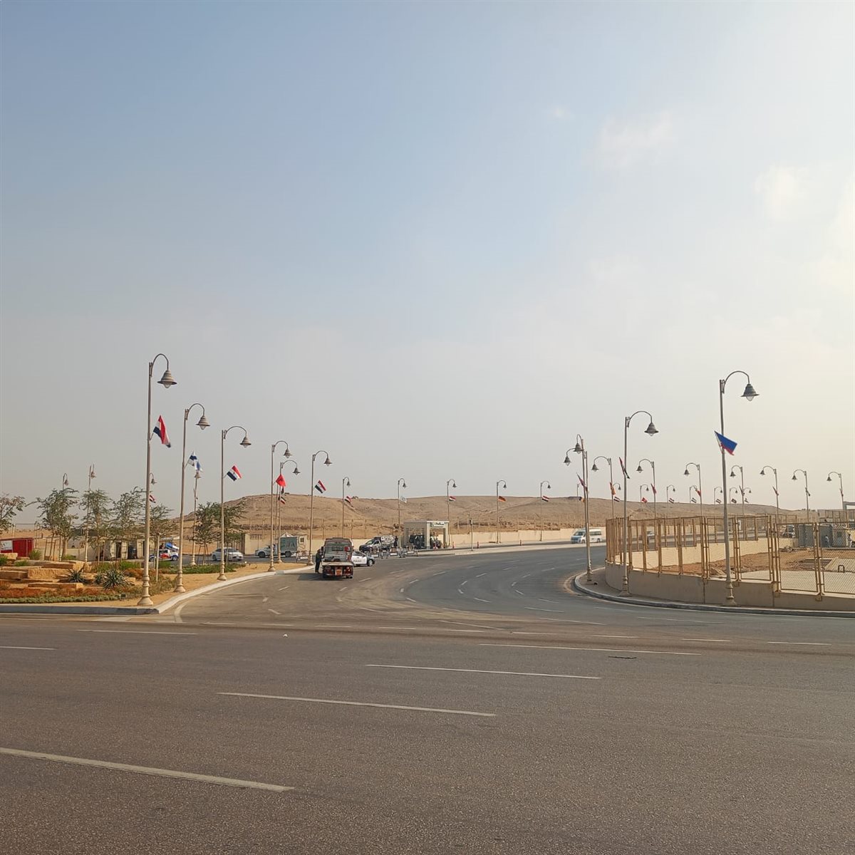 تعليق الأعلام واللافتات الترحيبية بالدول الضيوف على الطرق والمحاور