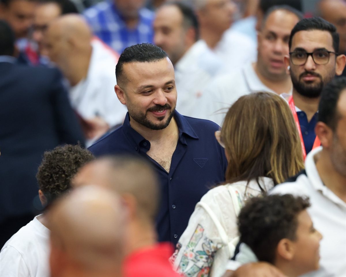 محمد الجارحي يلتقط الصور التذكارية مع الأعضاء