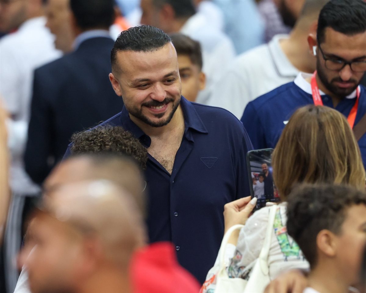 محمد الجارحي يلتقط الصور التذكارية مع الأعضاء