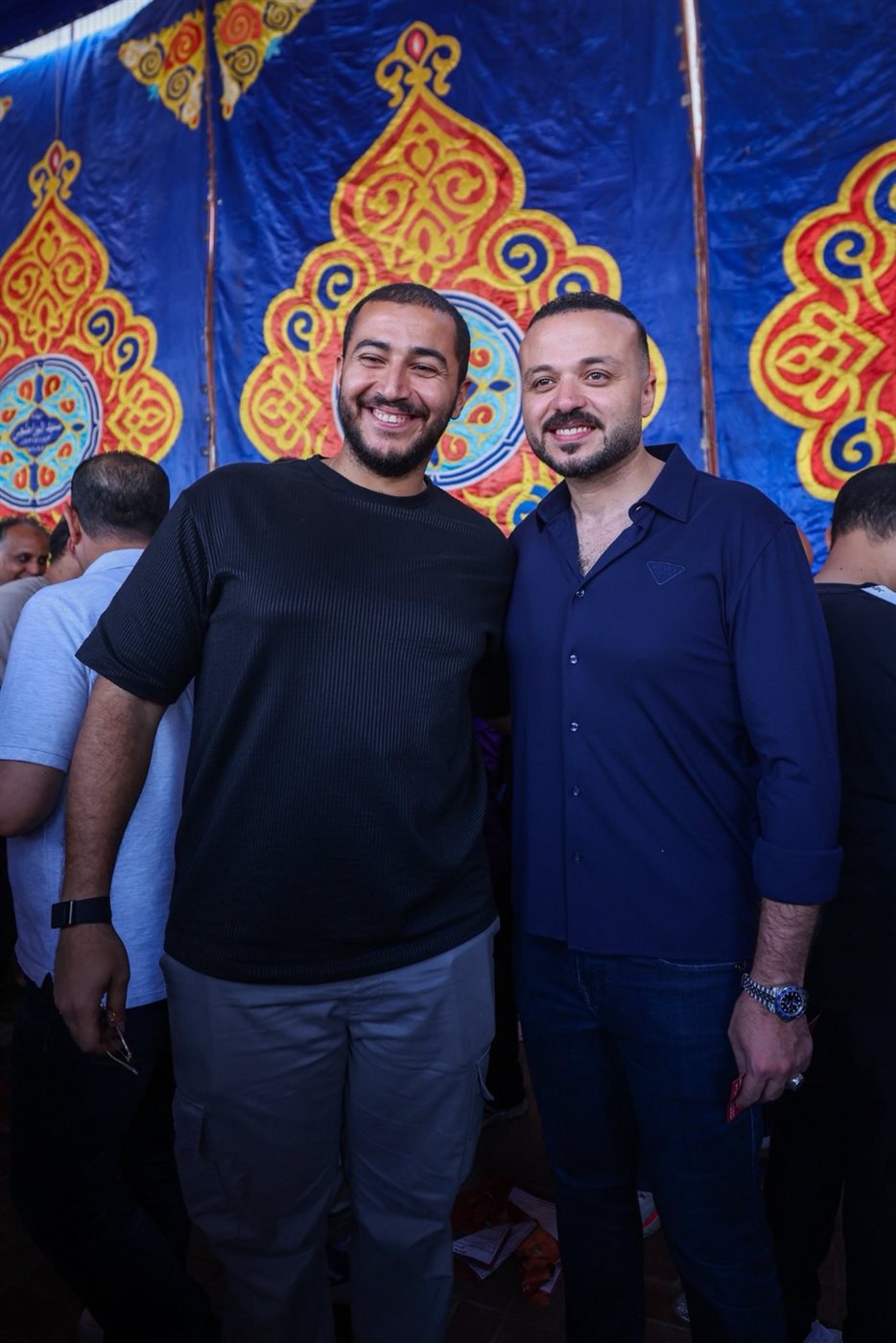 محمد الجارحي يلتقط الصور التذكارية مع الأعضاء