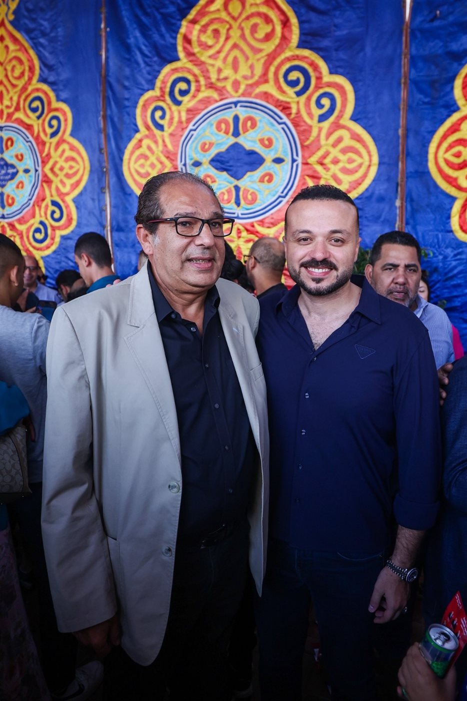 محمد الجارحي يلتقط الصور التذكارية مع الأعضاء