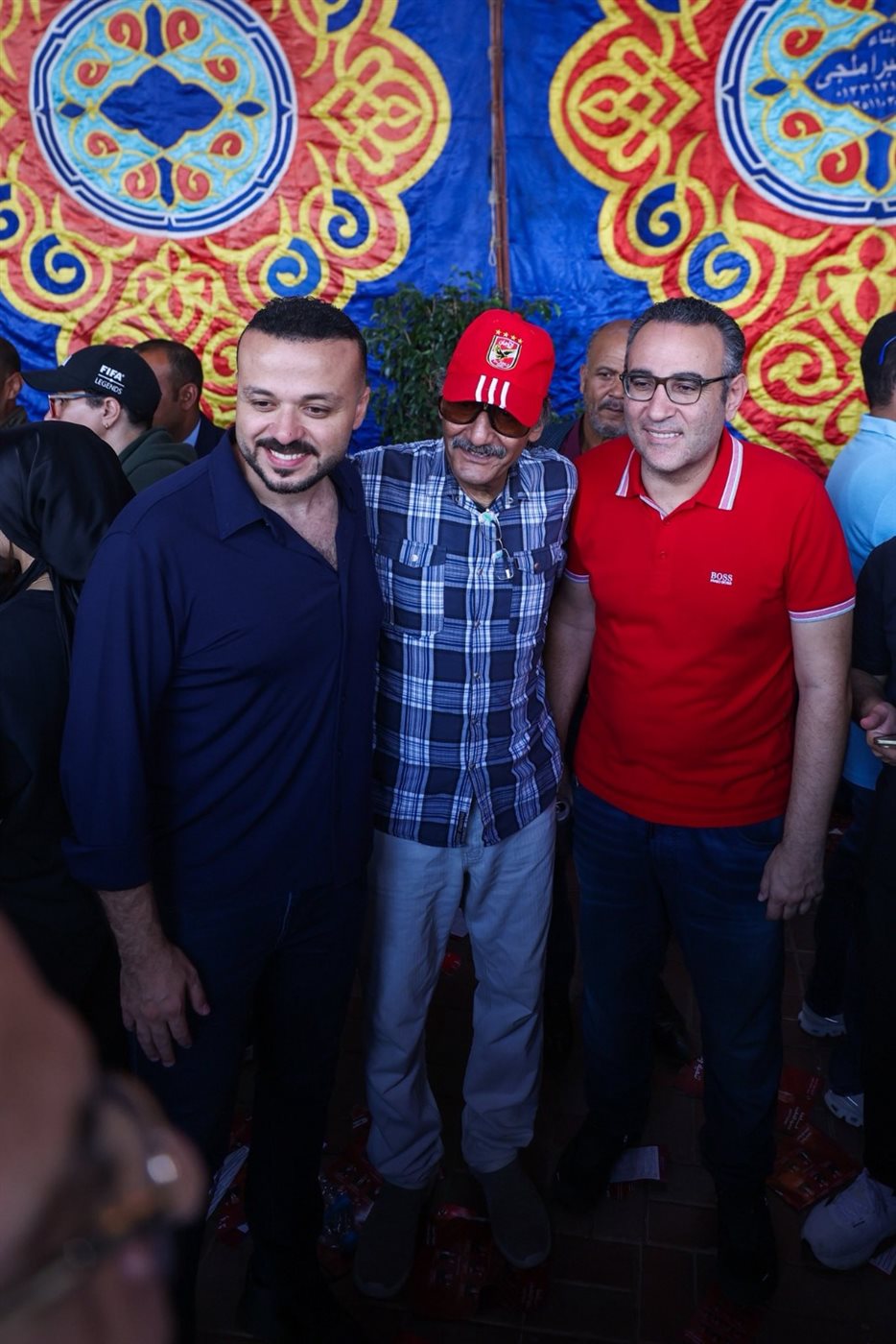 محمد الجارحي يلتقط الصور التذكارية مع الأعضاء