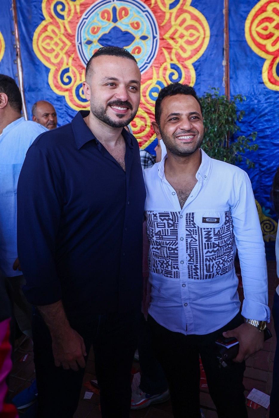 محمد الجارحي يلتقط الصور التذكارية مع الأعضاء