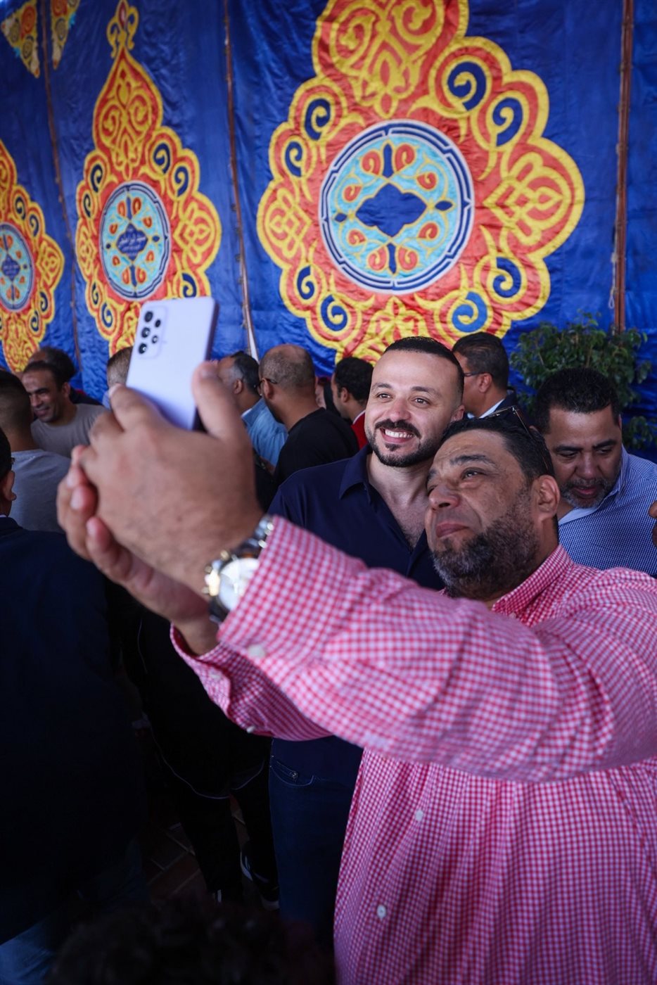 محمد الجارحي يلتقط الصور التذكارية مع الأعضاء