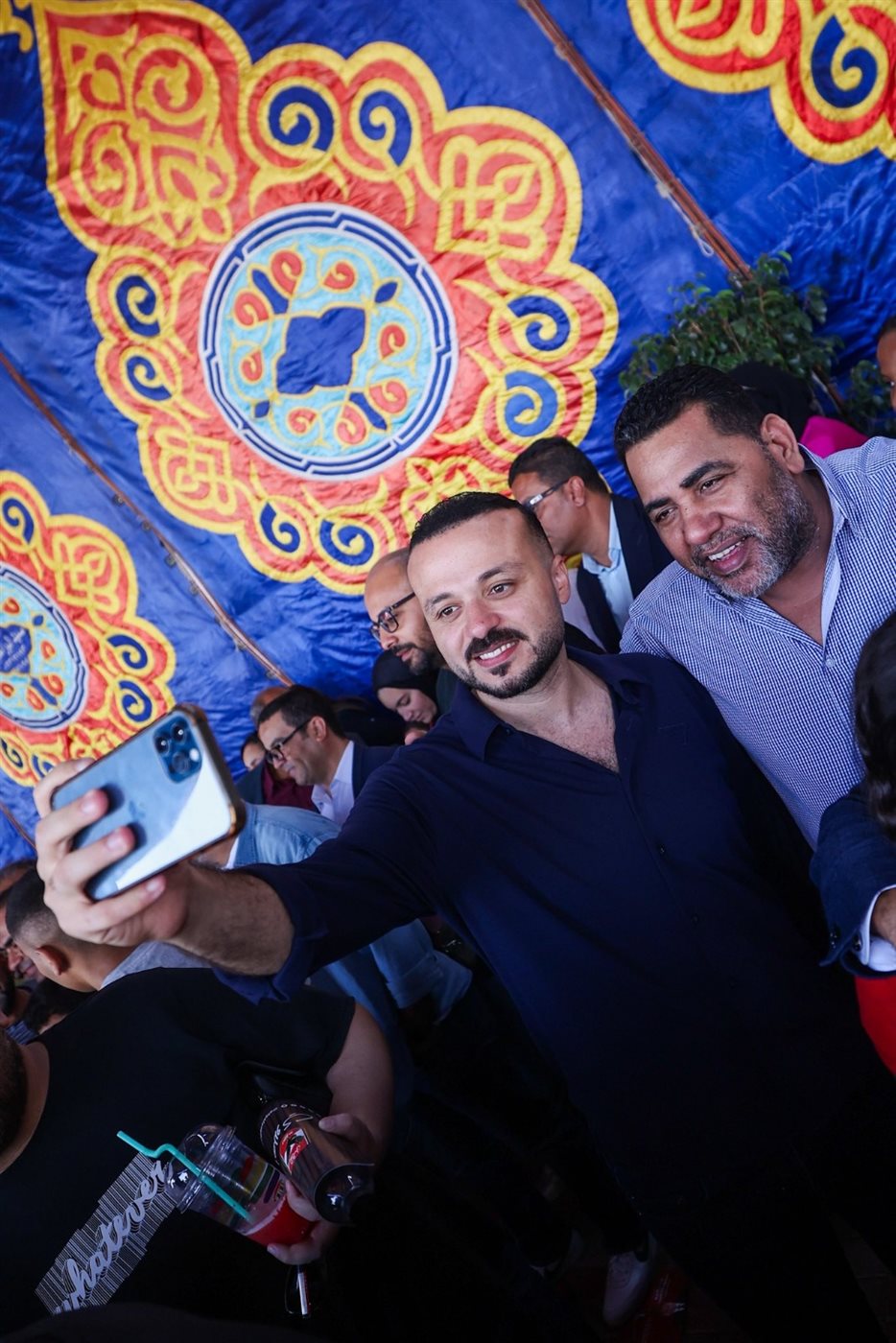 محمد الجارحي يلتقط الصور التذكارية مع الأعضاء