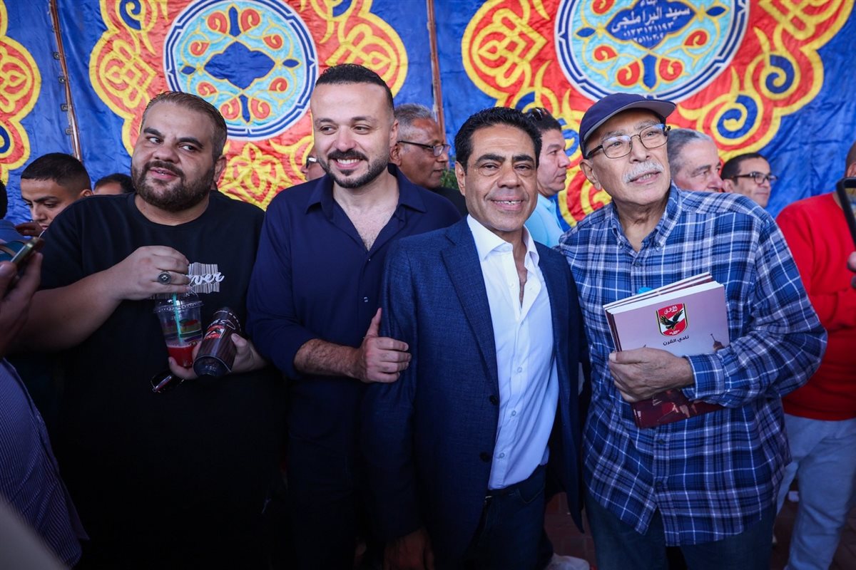 محمد الجارحي يلتقط الصور التذكارية مع الأعضاء