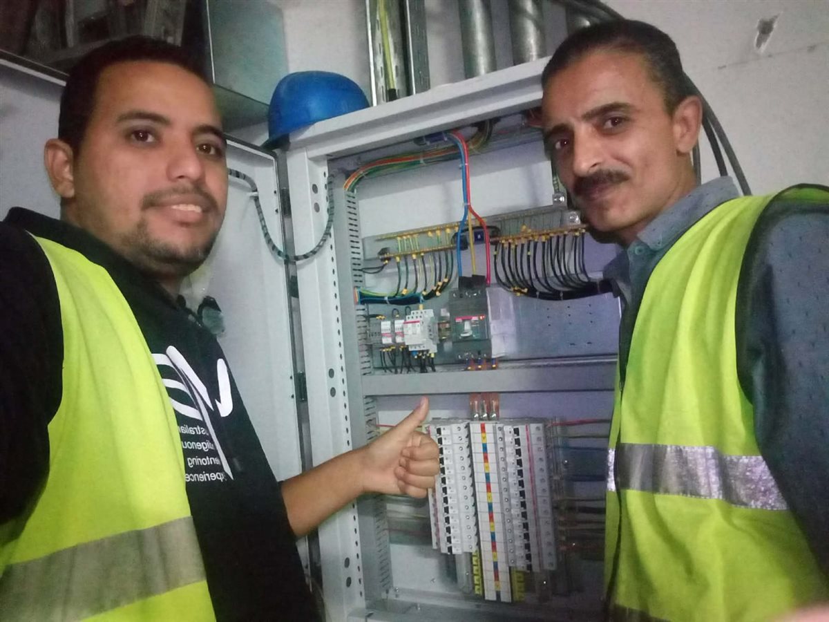 أحد عمال المخازن بالمتحف المصري الكبير 