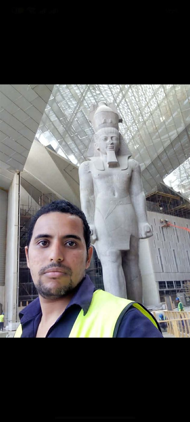 أحد عمال المخازن بالمتحف المصري الكبير   