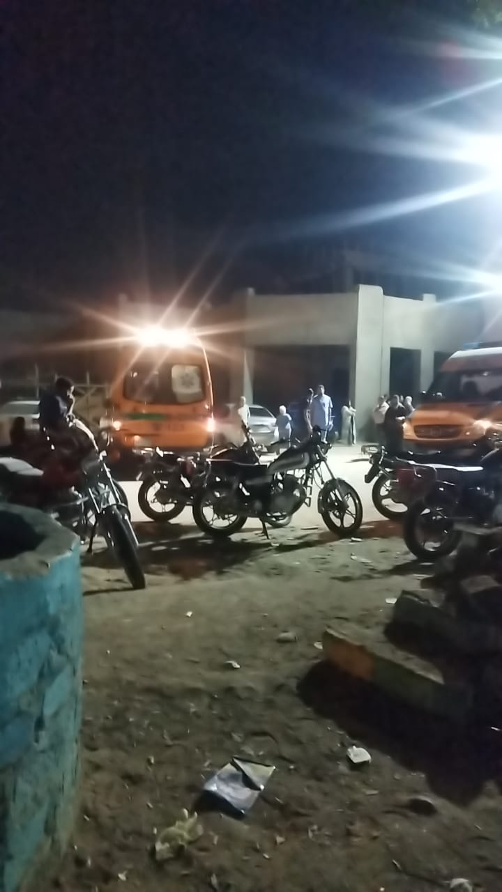 انتظار جثماني قمص وزوجته أمام قنا العام