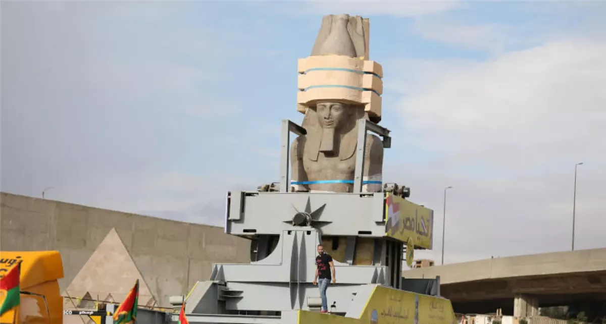 من هو رمسيس الثاني بعد نقل التمثال داخل المتحف المصري الكبير؟